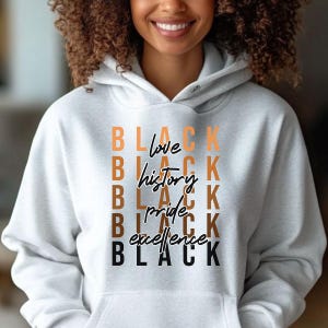 Peut inclure: Un sweat à capuche blanc avec les mots "BLACK love BLACK history BLACK pride BLACK excellence BLACK" imprimés en lettres noires et orange.