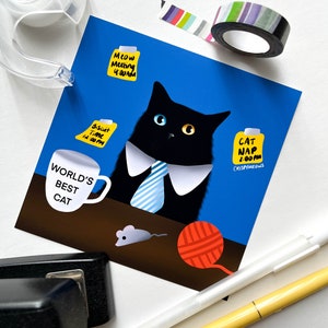 Könnte beinhalten: Eine skurrile Illustration einer schwarzen Katze mit verschiedenfarbigen Augen, die eine Krawatte trägt und hinter einem Schreibtisch sitzt. Das Bild enthält eine Tasse mit der Aufschrift "WORLD'S BEST CAT", ein Spielzeugmaus und einen Wollknäuel. Der Hintergrund ist blau mit Haftnotizen.