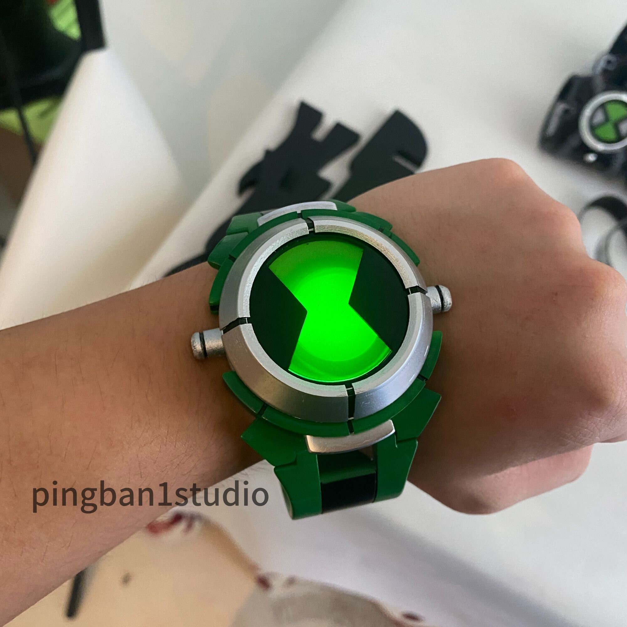 Why does the original omnitrix have two buttons and sometimes it doesn't? : r/Ben10