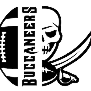 Puede incluir: Ilustración en blanco y negro de un casco de fútbol con una calavera de pirata y huesos cruzados. El texto "BUCCANEERS" está escrito verticalmente en el lado izquierdo de la imagen.