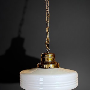 Vintage schoolgebouwhanglamp uit de jaren 1920, opaline glazen lampenkap