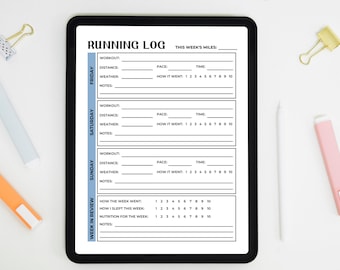 Op de afbeelding: Een digitale tablet met een hardlooplog-sjabloon met secties voor vrijdag, zaterdag en zondag. Elke sectie bevat velden voor training, afstand, tempo, tijd, weer en notities. Het sjabloon bevat ook een sectie voor wekelijkse beoordeling met velden voor hoe de week is verlopen, hoe de gebruiker heeft geslapen, voeding voor de week en notities.