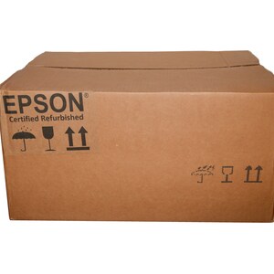 K&ouml;nnte beinhalten: Ein brauner Karton mit dem Text "EPSON Certified Refurbished" in Schwarz aufgedruckt. Die Box hat Versandzeichen, darunter ein Regenschirm, ein Weinglas und Pfeile nach oben. Der Karton steht vor wei&szlig;em Hintergrund.