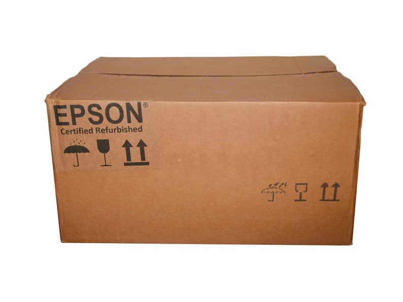 K&ouml;nnte beinhalten: Ein brauner Karton mit dem Text "EPSON Certified Refurbished" in Schwarz aufgedruckt. Die Box hat Versandzeichen, darunter ein Regenschirm, ein Weinglas und Pfeile nach oben. Der Karton steht vor wei&szlig;em Hintergrund.