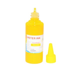 Puede incluir: Una botella amarilla de tinta amarilla de pigmento Peter Ink, con una peque&ntilde;a tapa amarilla. La botella est&aacute; etiquetada con el nombre de la marca, el color y el volumen: 100 ml.