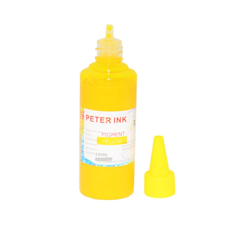 Puede incluir: Una botella amarilla de tinta amarilla de pigmento Peter Ink, con una peque&ntilde;a tapa amarilla. La botella est&aacute; etiquetada con el nombre de la marca, el color y el volumen: 100 ml.