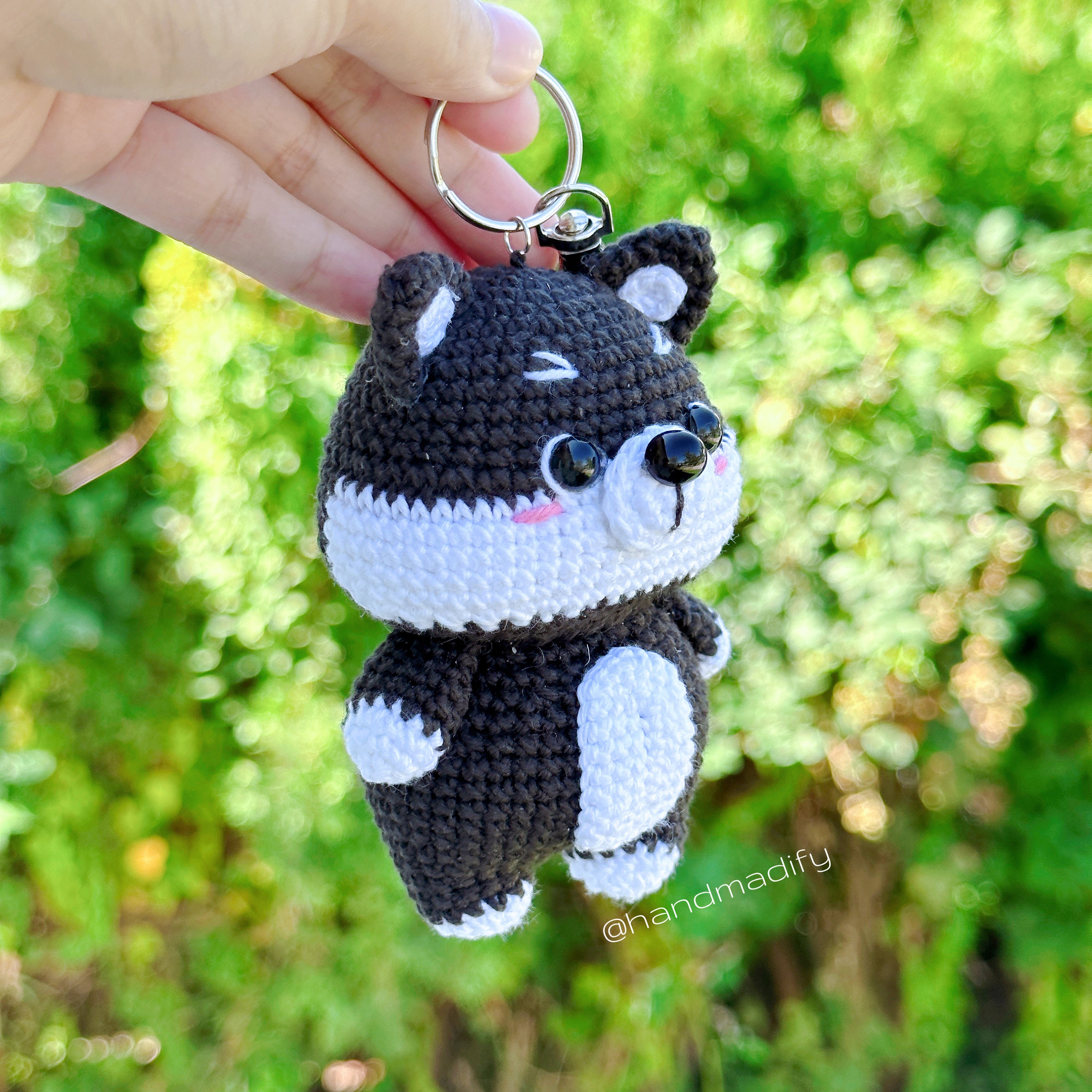 かぎ針編みの柴犬キーホルダーのパターン - 編みぐるみの子犬（PDF