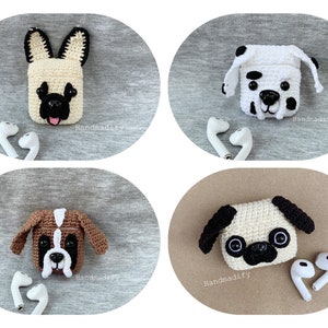 Puede incluir: Cuatro estuches de Airpod tejidos a crochet, cada uno con una raza de perro diferente. Los estuches son blancos con detalles negros y presentan caras de perros realistas. Los estuches se muestran en una variedad de superficies, incluyendo tela gris y marrón.