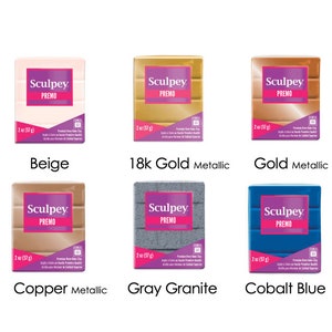 Peut inclure: Dix couleurs diff&eacute;rentes d'argile polym&egrave;re Sculpey Premo, dont Cayenne, Beige, Or 18 carats m&eacute;tallis&eacute;, Or m&eacute;tallis&eacute;, Perle, Opale, Cuivre m&eacute;tallis&eacute;, Gris granit, Bleu cobalt et Jaune zinc.