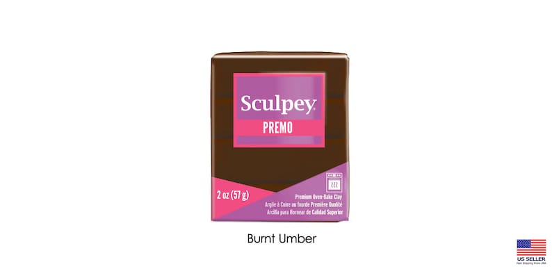 Peut inclure: Un bloc d'argile &agrave; cuire au four Sculpey Premo de couleur Ombre Br&ucirc;l&eacute;e de 57 grammes (2 onces). L'argile est emball&eacute;e dans une bo&icirc;te brune avec une &eacute;tiquette violette et rose.