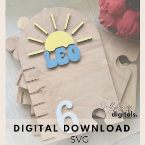 Può includere: Grafico di crescita in legno con un disegno a forma di sole e il nome "LEO" in blu e giallo. Il numero "6" è visualizzato in bianco. Le parole "DIGITAL DOWNLOAD" e "SVG" sono in basso. Il grafico è marrone chiaro.