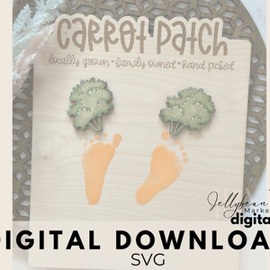 Op de afbeelding: Houten bord met de woorden "Carrot Patch" in een grillig lettertype. Het bord heeft twee groene worteltoppen en oranje voetafdrukken. De tekst onderaan luidt "DIGITALE DOWNLOAD SVG". Het bord bevat ook de tekst "lokaal geteeld • familiebedrijf • met de hand geplukt".