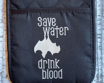 Topflappen / Vampir Küche / Dunkler Humor / Sparen Sie Wasser, Blut trinken / Gothic Küche Dekor / Vampir Humor / Vampir Fledermäuse