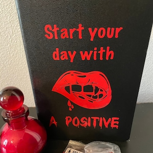 Vampire Hardcover Notebook / Begin je dag met een positief / Bloody Journal / Macabre Humor / Gothic Note Pad / Gevoerd papier / Aanpasbaar