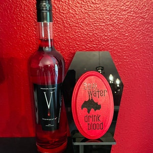Signo de humor de vampiro / Signo de cafetería gótica / Ahorre agua, beba sangre / Sangriento / Signo de niñera de estantería de 3x5 / Signo de madera divertido