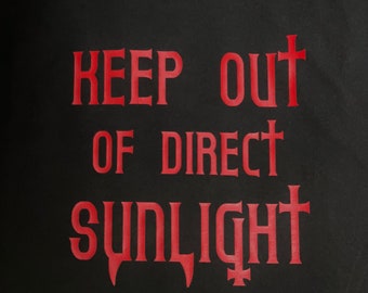 Vampier tshirt/gotische humor/uit direct zonlicht blijven/vampier tanden/Dracula/heren of dames/crewneck of vneck/aanpasbaar