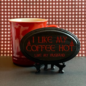 Signo de humor de café / Me gusta mi café Lije caliente Mi esposo (o esposa) / Humor gótico / Signo de niñera de estante 3x5 / Signo de madera divertido / Academia oscura