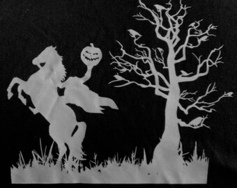 Puede incluir: Un diseño de silueta blanca sobre un fondo negro. La imagen presenta al Jinete sin Cabeza sosteniendo una linterna de calabaza, un árbol con pájaros y hierba. El diseño es probablemente para Halloween o un evento similar.