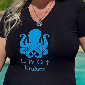 T-shirt Kraken / Let&#39;s Get Kraken / Chemise Sea Kraken / Homme ou femme / Octopus Monster / Ras du cou à col en V / Tshirt noir / Humour noir / Personnalisé