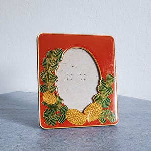 Vintage Lacquered Picture Frame – Red Gold Pinecone Design – 5.5 x 6.5 Oval Photo Frame – Holiday Decor – Woodland Cabin Gift Idea