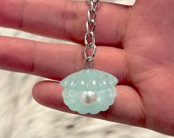 Clam with Pearl Inside KeyChain - Ocean / Sea / Shore / Pearl /Beach / Clam / Shell KeyChain