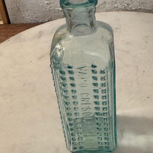 Antik viktoriansk giftvapo-kresolin präglad hobnail Aqua apoteksglasflaska