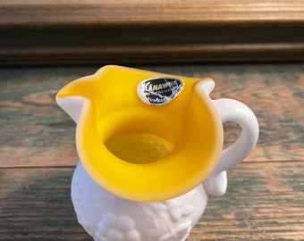 Vintage Kanawha geel omhuld melkglas kleine kruik/creamer voorjaar decor cadeau