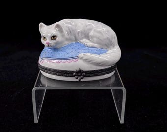 Pudełko na drobiazgi w stylu vintage Limoges z malowanym ręcznie białym kotem na niebieskim kocu