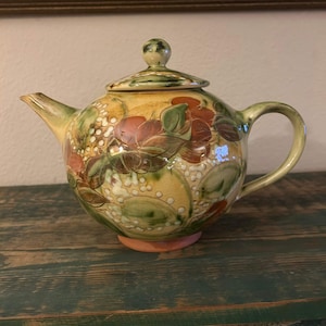 Studio Art Pottery Große Teekanne mit Handgemalten Blumen und Blättern Signiert