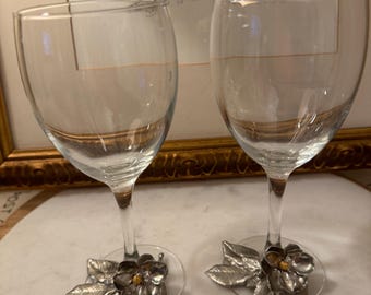 Copas de vino blanco vintage Maurice Milleur Magnolia de peltre y chapadas en oro, 1997, firmadas.