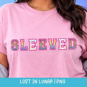 Könnte beinhalten: Hellrosa T-Shirt mit dem Wort "SLEEVED" in einem farbenfrohen Muster. Die Buchstaben haben einen Leopardenmuster- und Regenbogenakzente. Der Text "LOST IN LUNAR | PNG" befindet sich unten.
