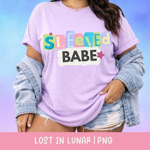 Könnte beinhalten: Ein lila T-Shirt mit hochgekrempelten Ärmeln und dem Text "SLEEVED BABE" in bunten Blockbuchstaben. Dazu werden Jeansshorts und eine hellblaue Jeansjacke getragen. Am unteren Bildrand steht der Text "LOST IN LUNAR | PNG".