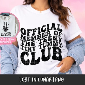以下が含まれることがあります： 黒いレトロフォントで「OFFICIAL MEMBER OF THE TEENY TINY TUMMY CLUB」と書かれた白いTシャツ。小さな画像には、スケルトンの手のピースサインと「BARIATRIC BADDIE」という言葉が書かれた白いスウェットシャツが表示されています。「POCKET DESIGN INCLUDED」という言葉も表示されています。
