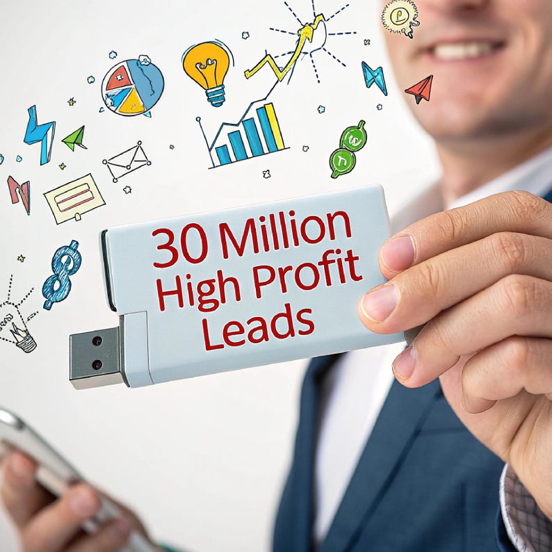 K&ouml;nnte beinhalten: Eine hellblaue USB-Festplatte mit dem roten Text "30 Million High Profit Leads", die von einer Person gehalten wird. Der Hintergrund zeigt gesch&auml;ftsbezogene Kritzeleien wie Diagramme und Gl&uuml;hbirnen. Die Person tr&auml;gt einen blauen Anzug.