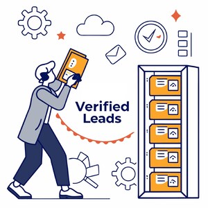 K&ouml;nnte beinhalten: Illustration mit einer Person, die eine Datei mit der Aufschrift &bdquo;Verified Leads&ldquo; h&auml;lt. Das Bild zeigt einen Serverschrank mit orangefarbenen Datei-Boxen, Zahnr&auml;dern, einer Wolke, einem H&auml;kchen und einem Umschlag. Die Farbpalette umfasst Orange, Blau und Wei&szlig;.