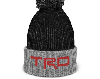 Finns i färger, broderad pompommössa. TRD Sports vintermössa
