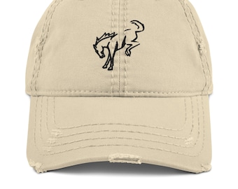Disponibile in colori, Cappello da papà ricamato e rovinato. Grafica disegnata a mano di un cavallo selvaggio che salta - Wild West - Cappello MINIMALISTA in regalo