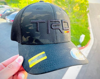 TRD 3D Puff Broderi Åtsittande Truckerkeps. TRD MÖSSA