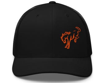 Cappello da camionista unisex. Yupoong 6606. Cappello da cowboy da rodeo BRONCO con disegno a mano ricamato di cavallo selvaggio