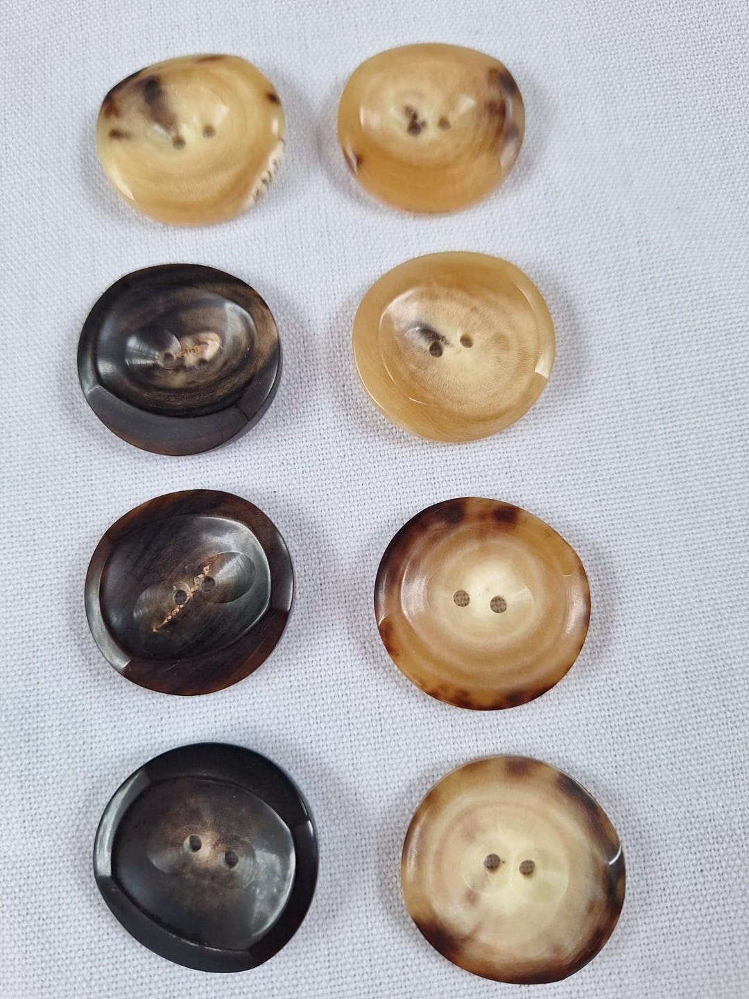天然水牛の角を使用したアンティークボタン8個セット - 2つ穴 - ラージ