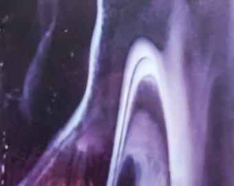 Puede incluir: Una superficie abstracta con un patrón fluido y jaspeado en tonos profundos de púrpura y violeta que se transforman en vetas blancas brillantes y marcadas, curvándose y fluyendo en un diseño suave, orgánico y continuo.