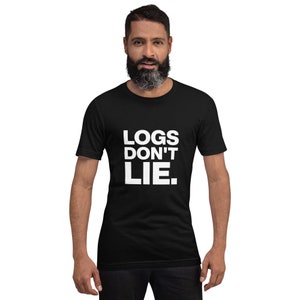 Może przedstawiać: Czarny t-shirt z białym napisem "LOGS DON'T LIE." Koszulka z krótkim rękawem ma okrągły dekolt. Tekst jest wyśrodkowany z przodu. T-shirt jest noszony przez osobę.