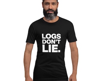 以下が含まれることがあります： 白い文字で「LOGS DON'T LIE」と書かれた黒いTシャツ。半袖のTシャツはクルーネックです。テキストは前面の中央に配置されています。Tシャツは人が着ています。