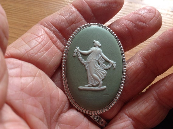 Wedgwood Silver Green jasper brooch - image 4