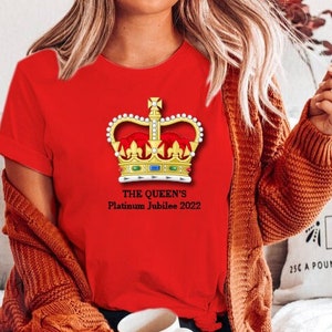 Queen Elizabeth II Platinum Jubilee 2022 CELIBRATION official Emblem T shirt Union Jack T shirt The Queen&#39;s T shirt, Queens Crown