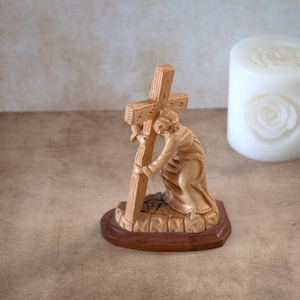 Echte Olivenholz Jesus trägt das Kreuz Statue, Jesus Skulptur Hand aus Olivenholz in Jerusalem Heiliges Land Perfektes Wohndekor