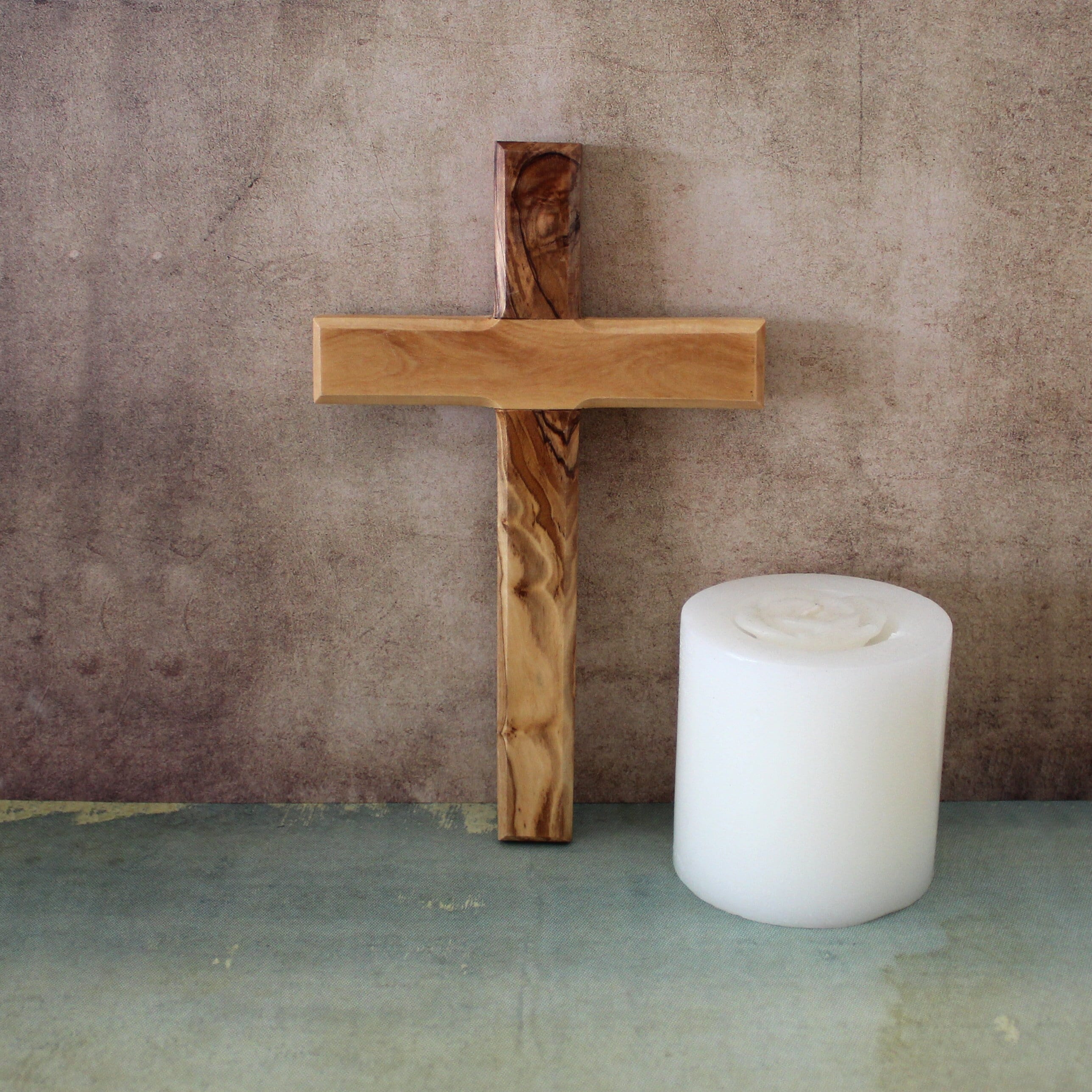Cruz de madera de olivo tallada a mano de Jerusalén de 6" - Diseño simple para colgar en la pared
