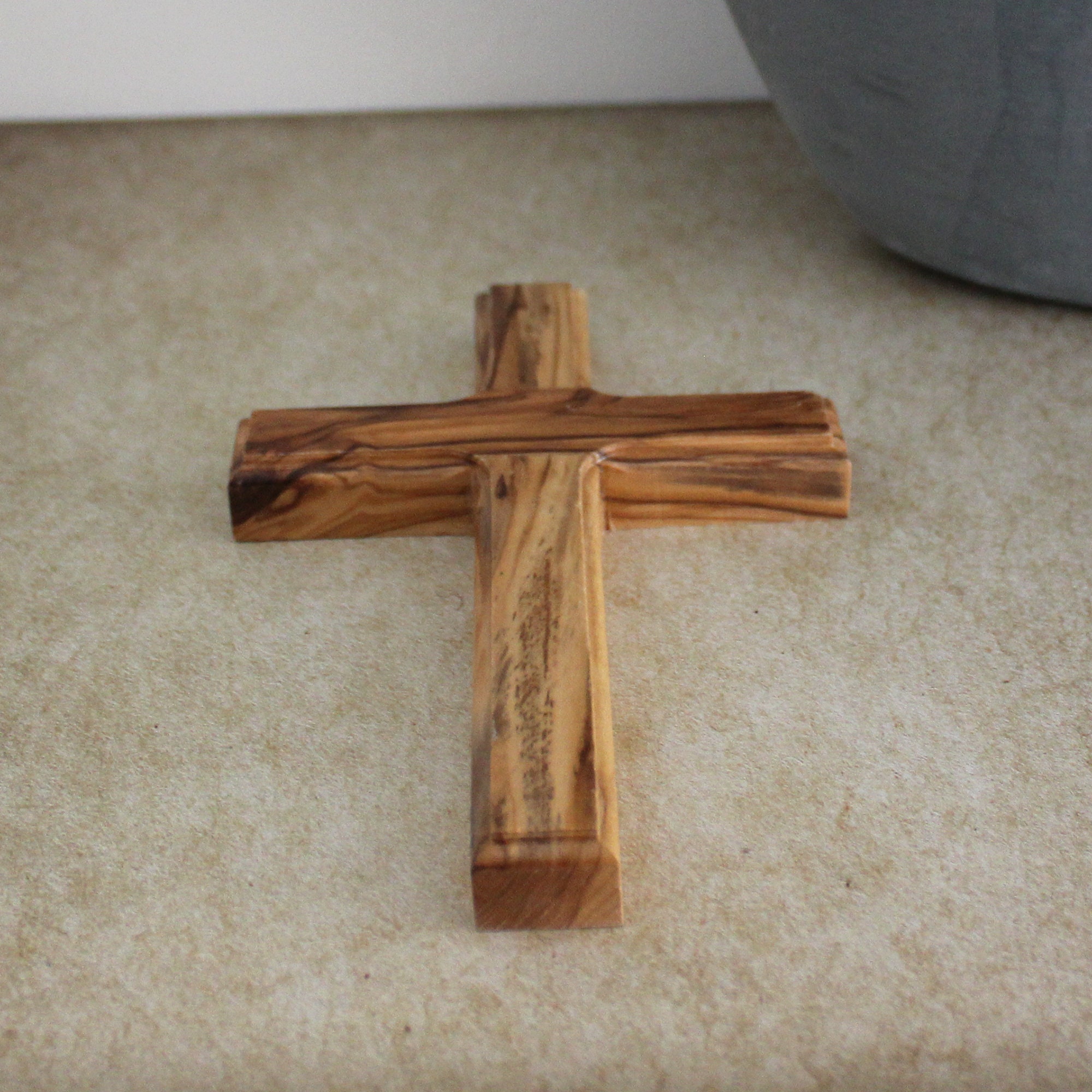 Cruz de madera de olivo de 6 pies (borde ondulado), un diseño simple. Ideal  para colgar en la pared, cruz de confirmación, cualquier regalo religioso