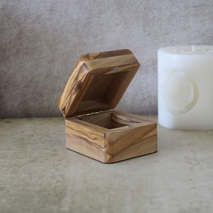 Mini Schmuckschatulle, handgemachte Schmuckschatulle aus Olivenholz, kleine hölzerne Geschenkbox Hand geschnitzt im Heiligen Land Jerusalem Gesegnetes Jesus Geschenk