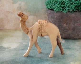 ラクダのアクリル画 円形 30cm 木彫り、手彫りのツゲの根付：ラクダ、座ったラクダ、木製ラクダの根付